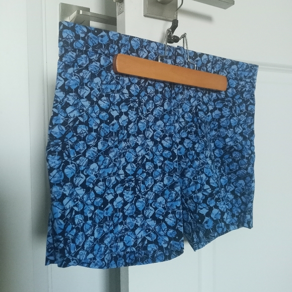 πΌ NWOT Banana Republic blue patterned shorts